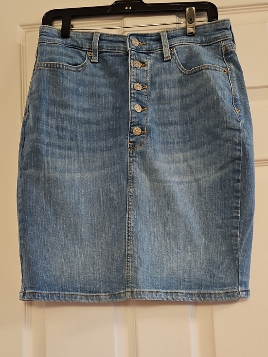 Banana Republic Dresses & Skirts - Banana Republic light blue denim skirt with button waist